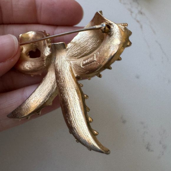 Vintage 1960s Crown Trifari Textured Gold Bow Brooch With Stitch Detail - Picture 8 of 9